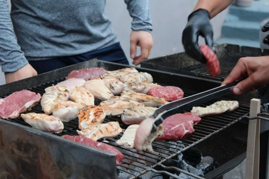 신입에 10만원 주고 고기 구우라는 회사…다녀야 하나요?'